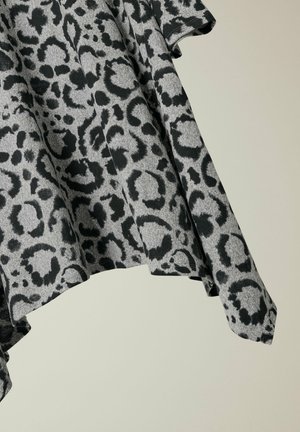 Harmaa neulepaita, jossa on musta leopardikuosi, lyhyet hihat ja rento leikkaus. Kangas on pehmeää ja sileäpintaista.