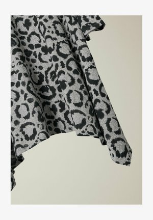 Harmaa neulepaita, jossa on musta leopardikuosi, lyhyet hihat ja rento leikkaus. Kangas on pehmeää ja sileäpintaista.