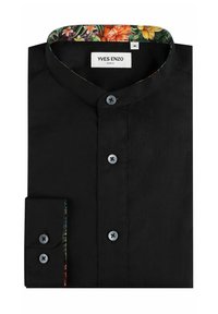 Chemise noire avec un col chinois, présentant un motif floral à l'intérieur du col et des poignets. Inclut des fermetures à boutons noirs.