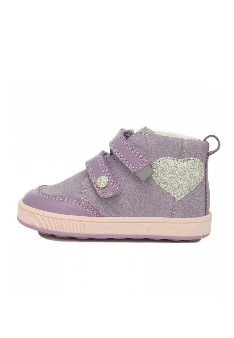 Lila Wildleder-Ankle-Boot mit zwei verstellbaren Klettverschlussriemen, einem silbernen Herzakzent und einer rosa Gummisohle mit strukturiertem Grip.
