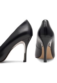 Pantofi stiletto din piele neagră, cu toc înalt, cu accente strălucitoare de argint, vârfuri ascuțite și o textură netedă. Prezintă o siluetă elegantă și tocuri subțiri.