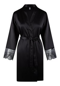 Bata de satén negra con mangas largas, cintura ceñida con cinturón y delicado ribete de encaje en los puños. Textura suave con cuello en forma de V.