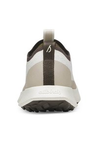 Beige Sportsschuh mit strukturiertem Obermaterial, kontrastierendem braunem Absatz, Zuglasche und weißer Gummisohle mit profilierter Laufsohle.