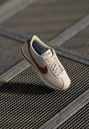 CORTEZ - Sneakers laag - light orewood brown/fauna brown/sail