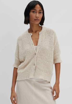Cremfarbener, gestrickter Cardigan mit kurzen Ärmeln, runder Halslinie und vorderen Knöpfen. Strukturierter Stoff mit lockerem Schnitt, der ein leichtes Outfit ergänzt.