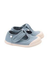 Zapatillas de lona azules con punta redondeada, tira de Velcro, suela de goma beige y acento lateral. Diseño ligero con textura suave.