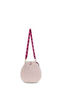 Ronde, pluizige roze tas gemaakt van gestructureerd materiaal, met een chunky strap in roze en bordeauxrood patroon en gouden hardware accenten.