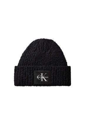 Gorro de punto negro con canalé, puño doblado y parche rectangular negro que muestra el logo de Calvin Klein en letras blancas.