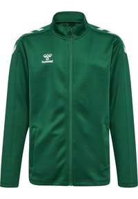 Chaqueta verde con cremallera hecha de un tejido suave, con franjas diagonales blancas en los hombros, un cuello alto y bolsillos a cada lado.