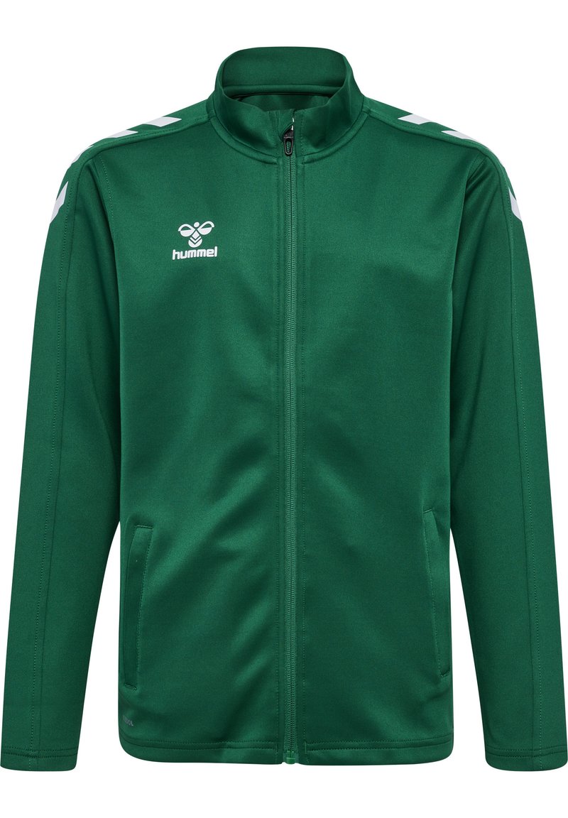 Chaqueta verde con cremallera hecha de un tejido suave, con franjas diagonales blancas en los hombros, un cuello alto y bolsillos a cada lado.