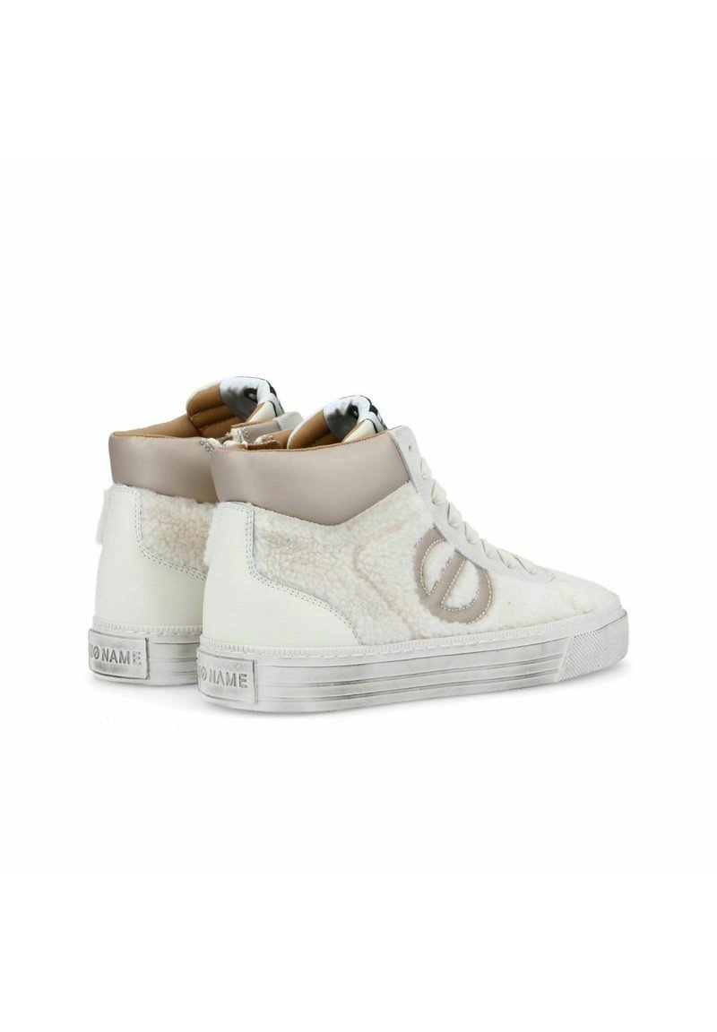 Zapatillas altas blancas con paneles de shearling texturizado, detalles de cuero beige y una suela de goma transparente. Presenta un diseño con cordones y detalle de logo.