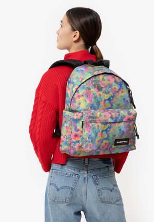 Zaino Eastpak multicolore a fiori realizzato in tessuto; presenta un ampio scomparto principale, una tasca frontale e spallacci regolabili.