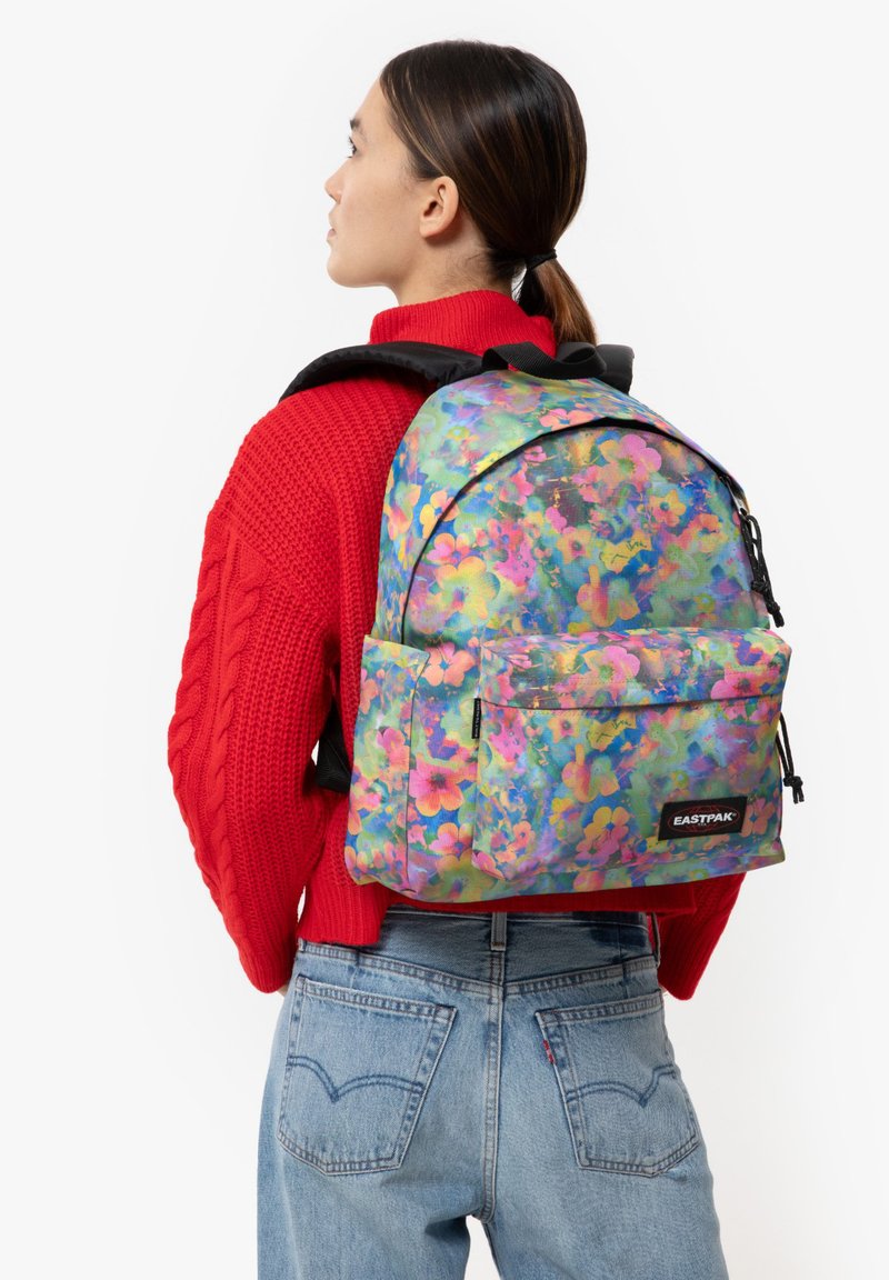 Mochila Eastpak floral multicolor de tela; cuenta con un gran compartimento principal, un bolsillo frontal y correas ajustables.