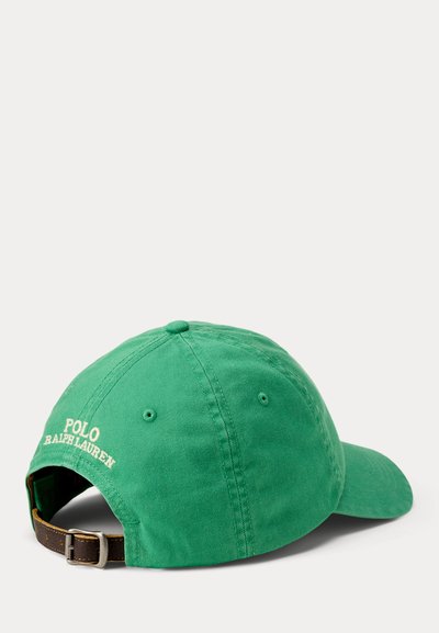 Πράσινο καπέλο μπέιζμπολ Polo Ralph Lauren με ρυθμιζόμενο καφέ λουράκι και κεντημένο λογότυπο στο πίσω μέρος, εμφανίζεται από την πίσω πλευρά σε λευκό φόντο.