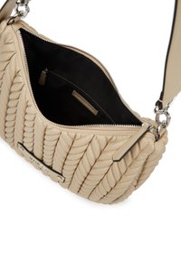 Geantă din piele bej cu o textură matlasată și împletită. Are un fermoar argintiu și accesorii metalice. Interior captusit cu un finisaj din material textil negru.