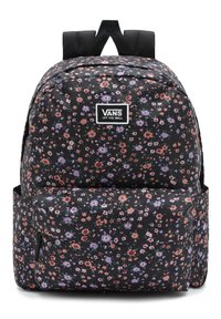 Mochila negra con flores moradas, rosas y blancas. Diseño de tela texturizada, con un bolsillo frontal y correas de hombro acolchadas.