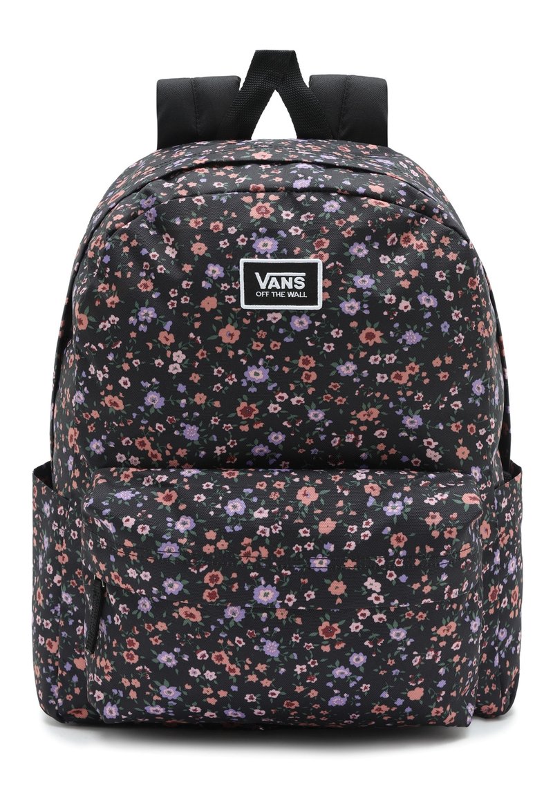 Mochila negra con flores moradas, rosas y blancas. Diseño de tela texturizada, con un bolsillo frontal y correas de hombro acolchadas.