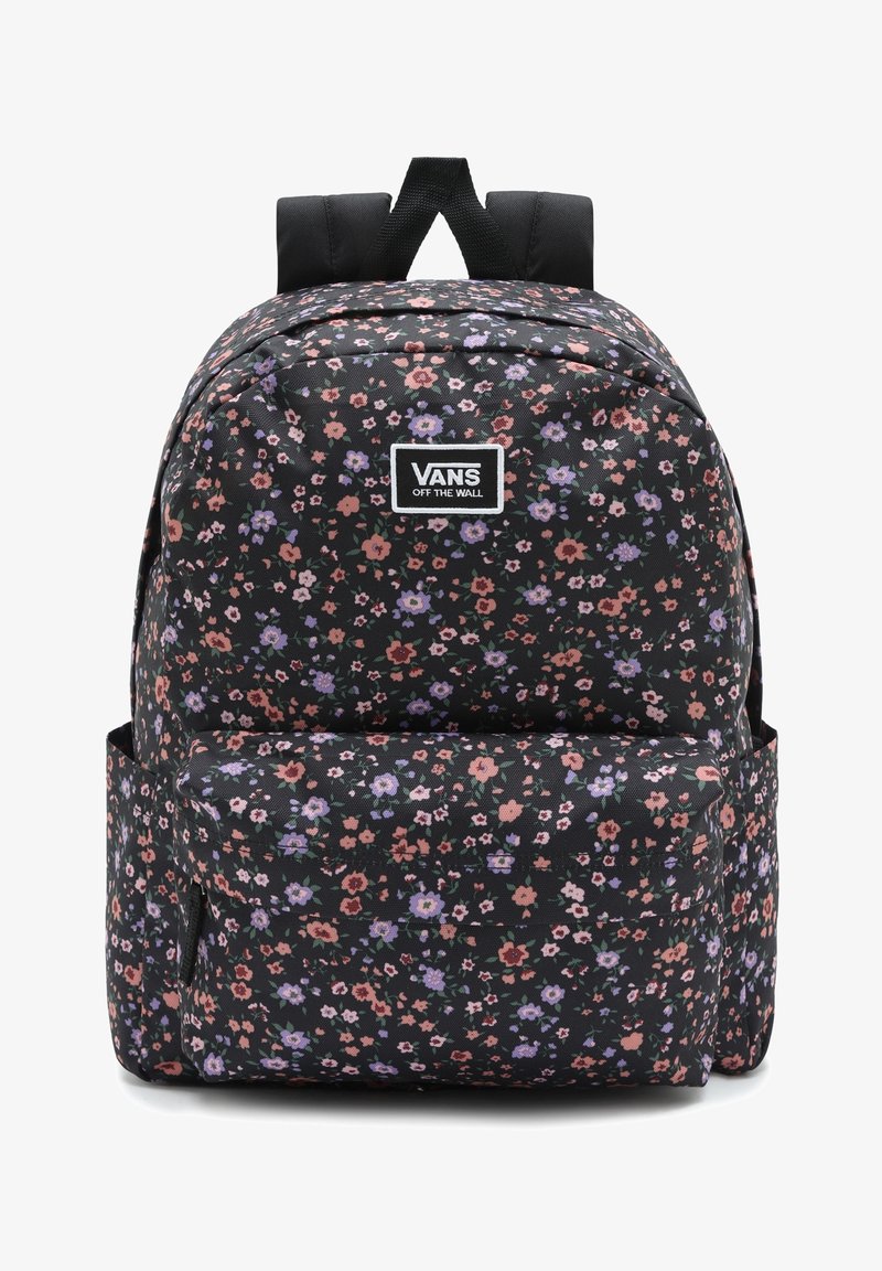 Mochila negra con flores moradas, rosas y blancas. Diseño de tela texturizada, con un bolsillo frontal y correas de hombro acolchadas.