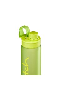 Grüne Plastik-Wasserflasche mit einem Schraubverschluss, einem integrierten Tragegurt und einem Logo an der Seite. Glatte Textur, zylindrische Form.