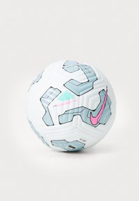 Pallone da calcio Nike Academy Plus, bianco con motivi geometrici blu e rosa, superficie testurizzata, design esagonale e accenti di logo prominenti.