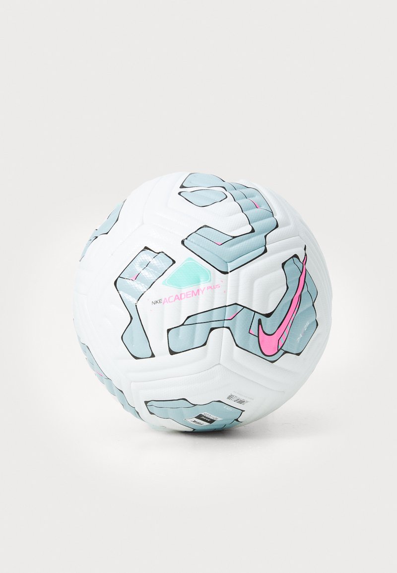 Pallone da calcio Nike Academy Plus, bianco con motivi geometrici blu e rosa, superficie testurizzata, design esagonale e accenti di logo prominenti.