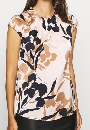 Hellrosa Bluse mit kurzen Cap-Ärmeln, die ein florales Design in Schwarz und Braun aufweist, zarte Falten am Ausschnitt und eine glatte Textur hat.