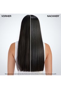 Lang, stijl zwart haar is verdeeld in twee secties: de linkerkant is kroezig en rommelig; de rechterkant is glad en glanzend na behandeling.