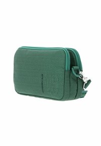 Pochette en tissu texturé vert avec fermeture éclair. Dotée d'un fermoir argenté et d'une forme rectangulaire structurée. Idéale pour les petits objets.