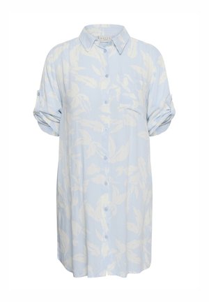 Robe chemise bleu clair avec un motif discret de feuilles blanches et des manches retroussées, avec un col et une poche poitrine.