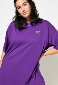 Studio Untold DANS LE DOS COL ROND ET - T-shirt basic - dark purple