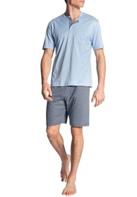Lichtblauw kortmouwtopje met een zak en gestreepte blauwe shorts. De stof lijkt zacht te zijn, met een ontspannen pasvorm en comfortabel ontwerp.