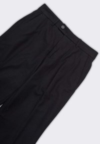 Pantaloni sartoriali neri con fronte piatto, tasche laterali e chiusura con un solo bottone in vita. Tessuto dalla texture liscia.
