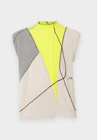 Débardeur en tricot sans manches avec un col montant, présentant des blocs de couleur beige, jaune néon et gris, avec des détails de couture noirs et un petit logo.