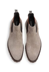 Botas Chelsea de ante gris con paneles laterales elásticos y tiradores, que presentan una suela de goma marrón texturizada y un diseño liso y minimalista.