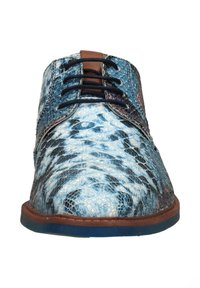 Blauwe en zwarte schoenen met een reptielachtig patroon en textuur, met bruine accenten, ronde veters en een gumzool.