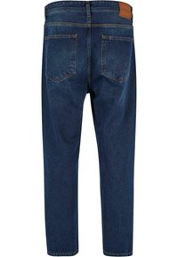 Temno modri denim jeans s ravnim krojem, z zadnjimi žepi in usnjeno nalepko na pasu. Tkanina ima gladko teksturo.
