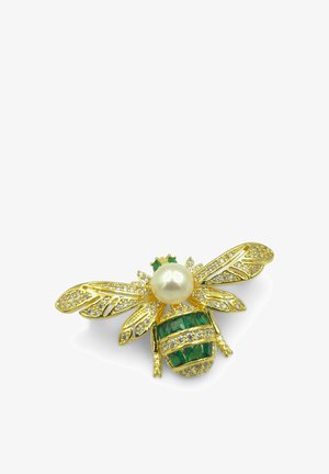 Spilla a forma di ape in tonalità dorata con un grande corpo di perla, accenti di pietra verde e ali decorate con strass, caratterizzate da dettagli e texture intricate.