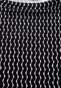 Schwarz-weißes Gewebe mit einem gewellten Muster. Das Material wirkt strukturiert, mit wechselnden Streifen, die einen Welleneffekt über die Oberfläche erzeugen.