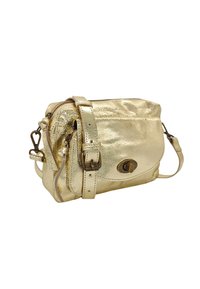 Sac bandoulière en métal doré avec cuir texturé, fermeture zippée, sangle ajustable et détail de fermoir en métal. Forme compacte et rectangulaire.