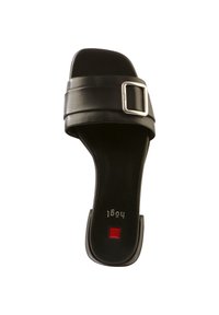 Svart slidesandal med en bred rem som har en metallspänne, platt sula och texturerad fotbädd, varumärkeslogotyp på sulan, minimalistisk design.