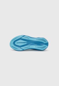 Semelle de chaussure de sport bleue avec surface en caoutchouc texturée, forme aérodynamique et rainures pour la traction. Présente une combinaison de couleurs bleu clair et bleu foncé.