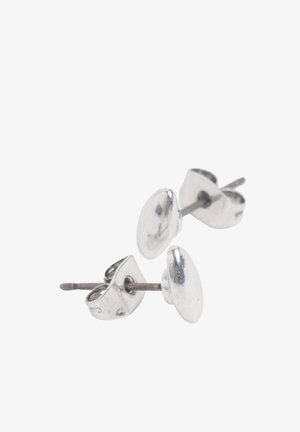 Hõbedast nooditud kõrvarõngad, millel on sile ja ümmargune pind ning lame tagumine külg. Lihtne disain, mis sisaldab metallist tippi kindlaks kinnitamiseks.