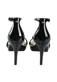 Sandale cu toc înalt din piele patent neagră, cu curea la gleznă, vârful deschis și toc stiletto ascuțit, având un finisaj strălucitor și elegant.