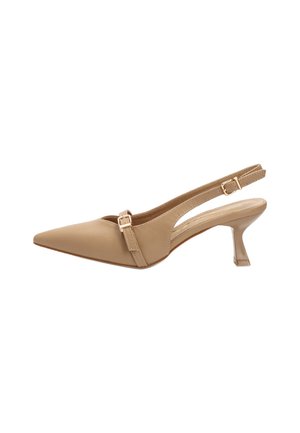 Zapatos de tacón beige con tira trasera, punta afilada y tacón bajo en bloque. Material suave con una correa que presenta una pequeña hebilla dorada.