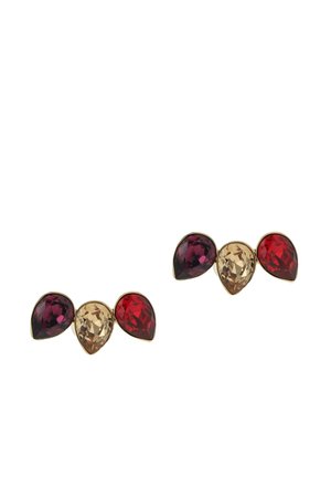 Gouden oorbellen met drie druppelvormige gefacetteerde edelstenen: donkerrood, lichtrood en champagnekleurig, met een heldere textuurafwerking.