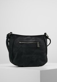 Bolso de hombro de imitación de cuero negro con una forma estructurada, que cuenta con un bolsillo frontal con cremallera y una correa ajustable. Textura suave.