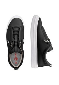 Schwarze Ledersneaker mit einer weißen Gummisohle, ausgestattet mit elastischen Schnürsenkeln, metallischen Akzenten und einer grauen Innensohle mit einem roten Logo.