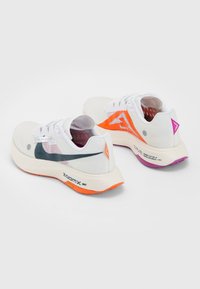 Nike Performance ZOOMX ULTRAFLY - Scarpe da trail running - white/ deep jungle/safety orange