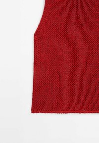 Haut rouge en tricot, avec une texture douce, une coupe sans manches et une coupe ample, avec un ourlet côtelé et un design à épaule ouverte.