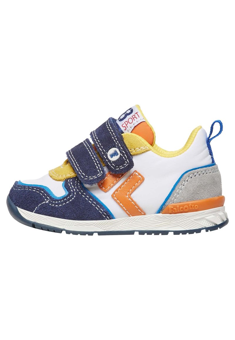 Scarpa sportiva per bambini blu e bianca con esterno in suede, dettagli arancioni, due fasce in velcro e suola in gomma testurizzata.